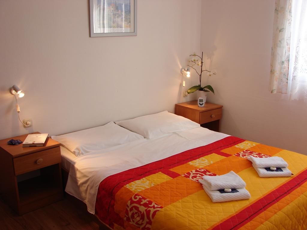 Family Apartments Grguric Pag Town Room photo